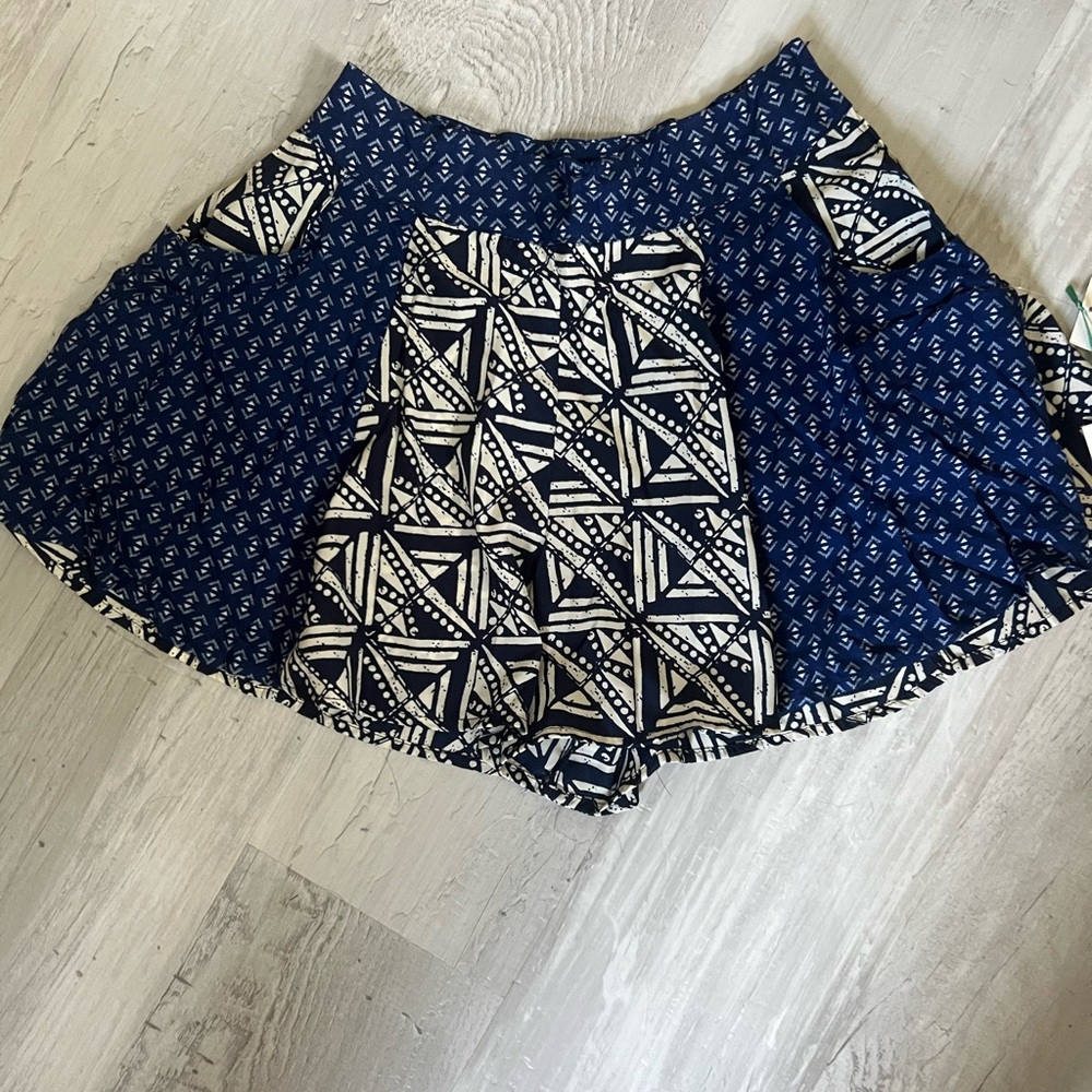 NWT flowy printed shorts, size S